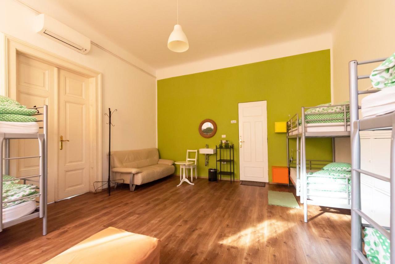 Single Bed 6-Bed Dormitory Room